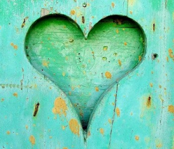 Corazón verde desgastado en azul